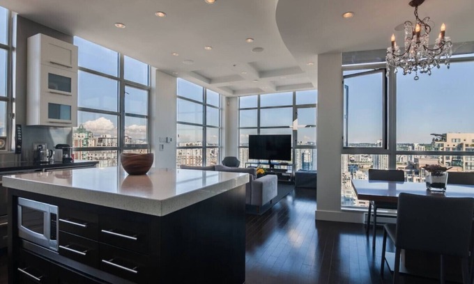 Downtown Vancouver Condo | D15 - Sophisticated Penthouse Apartment with Private Rooftop Patio