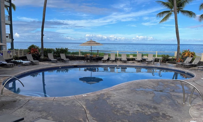 Historic Kailua Village Condo | D35 Kona Reef - True Oceanfront & Top Floor! AC throughout!