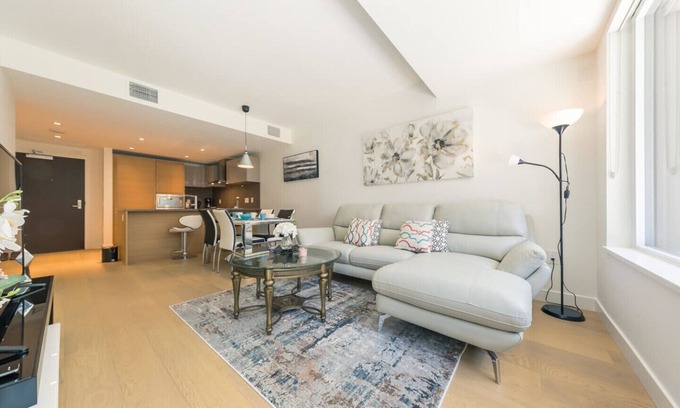 Kerrisdale Condo | D39 - Stunning 2br with Huge Patio