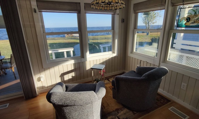 Columbia Cottage | Da Rivah cottage along Bulls Bay