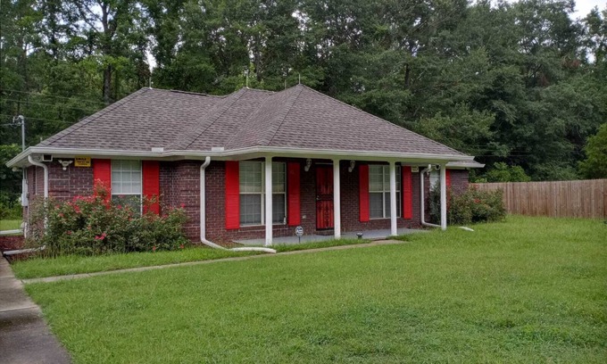 Macon County House | DAD's beautiful home at Historic Tuskegee!
