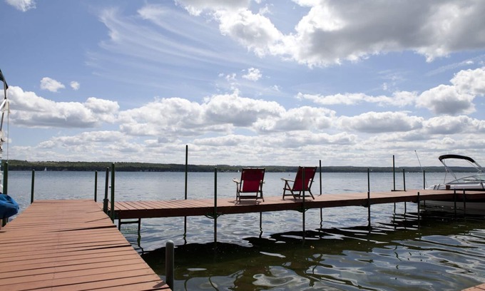 Canandaigua House | Dad's Cottagen★ Private waterfront plus 3 King suites★