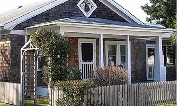 Ocracoke House | Dad's Retreat/3 BR Island Home with Boat Docking