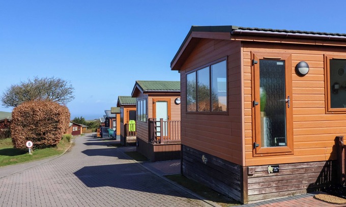 Mullacott Cottage | DAFFODIL LODGE, pet friendly in Ilfracombe