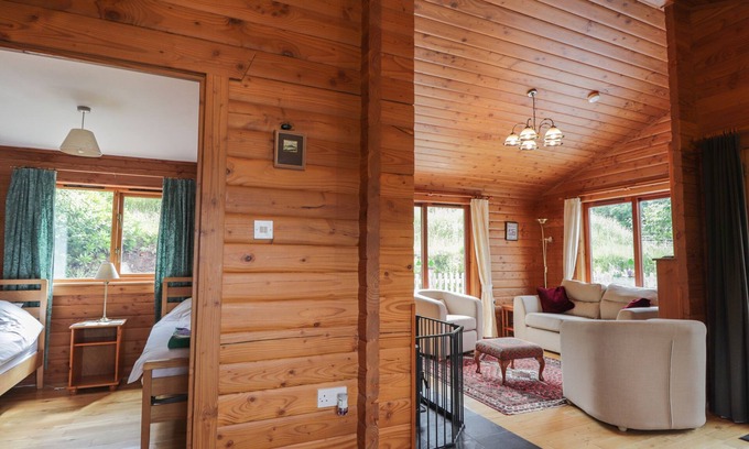 Stromeferry Cottage | DAILFEARN CHALET, family friendly, with open fire in Balmacara