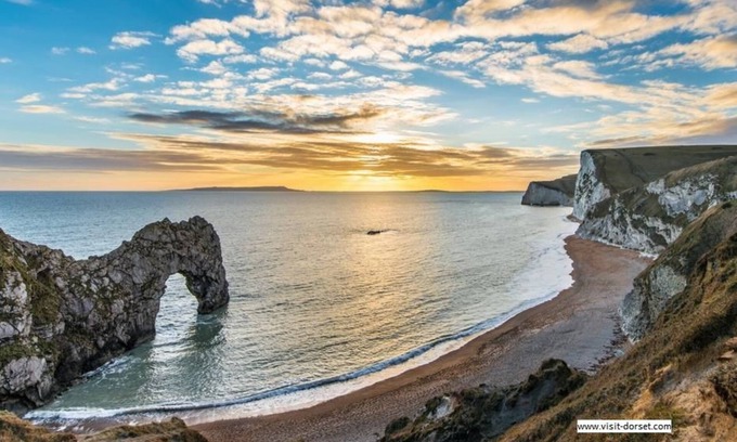 Whitchurch Canonicorum Cottage | Dairy Barn with Log Burner, Indoor Pool & Spa Access - sleeps 4 guests in 2 bedrooms - Alpacas!