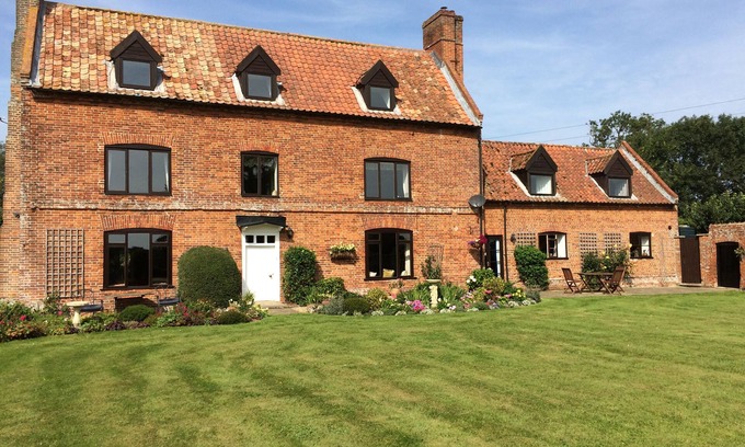 Thetford Cottage | Dairy Cottage, Norfolk - 17th Century Self-Contained Cottage, Beautiful Garden