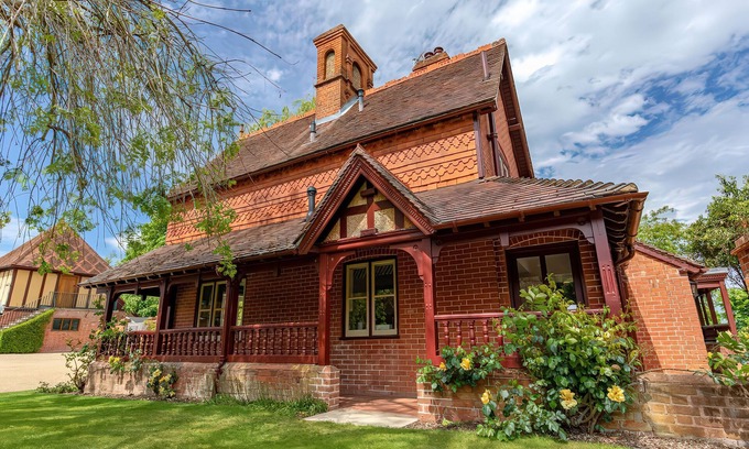 Waddesdon Cottage | DAIRY COTTAGE, pet friendly, character holiday cottage in Waddeston
