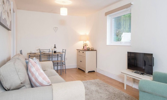 Whitland Cottage | Daisy Cottage, Holiday Cottage Llanfallteg, Near Narberth, Sleeps 4, 2 bedrooms, bathrooms