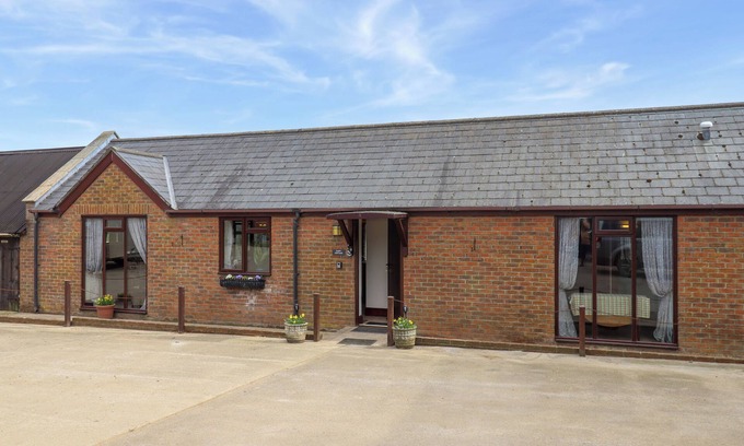 Whitchurch Canonicorum Cottage | DAISY COTTAGE, pet friendly, with hot tub in Charmouth