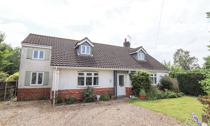 Aubourn Cottage | DAISY COTTAGE, pet friendly, with open fire in Metheringham