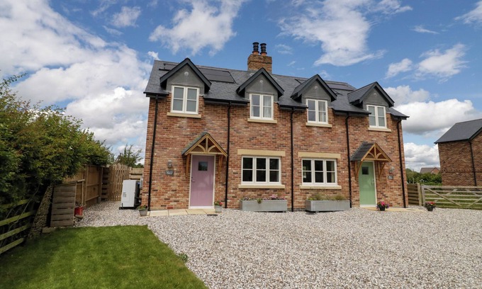 Oxhill Cottage | DAISY COTTAGE, pet friendly, character holiday cottage in Tysoe