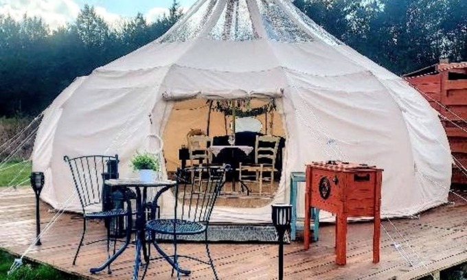 Lewisburg Ski Chalet | DAISY - Cozy & Romantic Hot Tub Glamping Experience