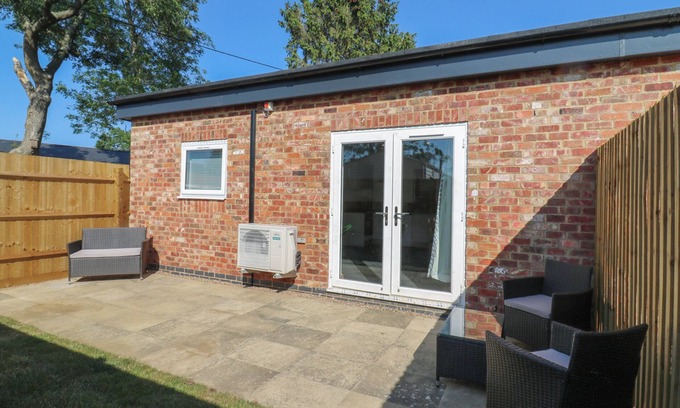 Earls Barton Cottage | DAISY, pet friendly, character holiday cottage in Northampton