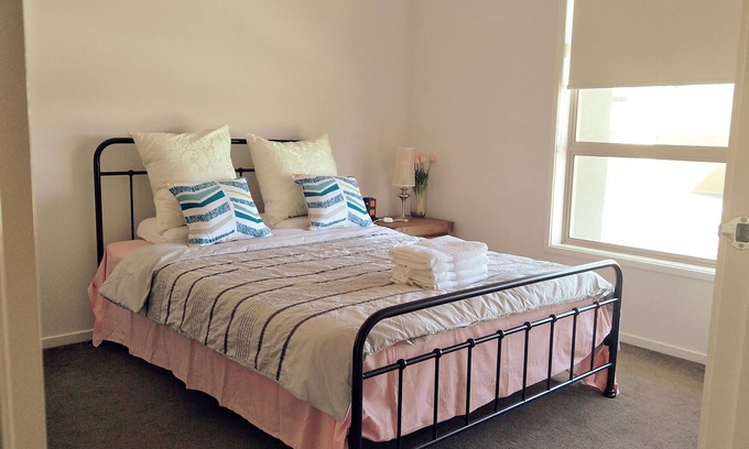 Craigieburn House | Daisy Villa – close to Mel. Airport & Hume Fwy.
