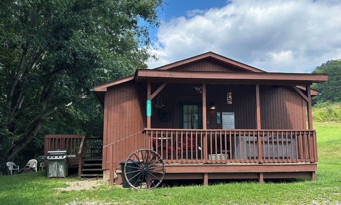 Logan Cabin | Dakota Trail Cabin 1/2 mile from Old Man's Cave State Park in Hocking Hills