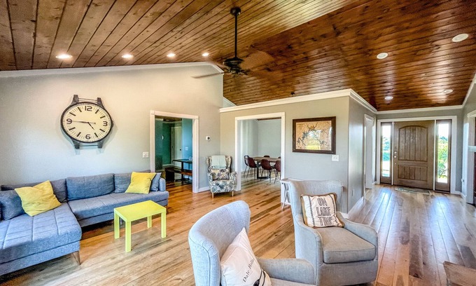Burkesville House | Dale Hollow Lakehouse, Hot Tub, gameroom, 2 SUPs, 4 acres, awesome views