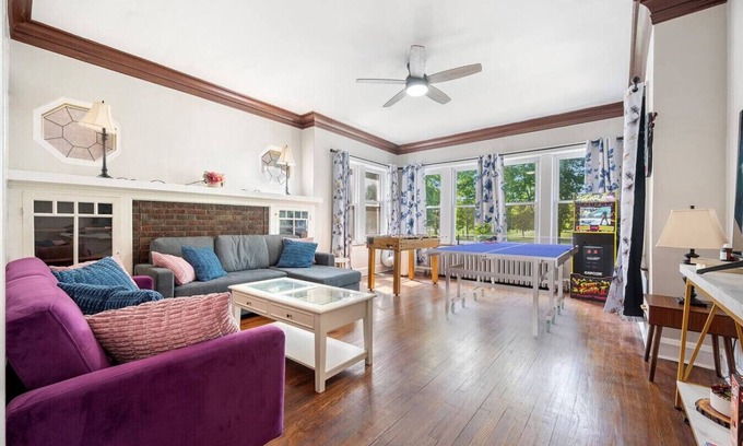 Ducktown Apartment | Dalia Flat - Sleeps 10 - 10 minutes to Downtown