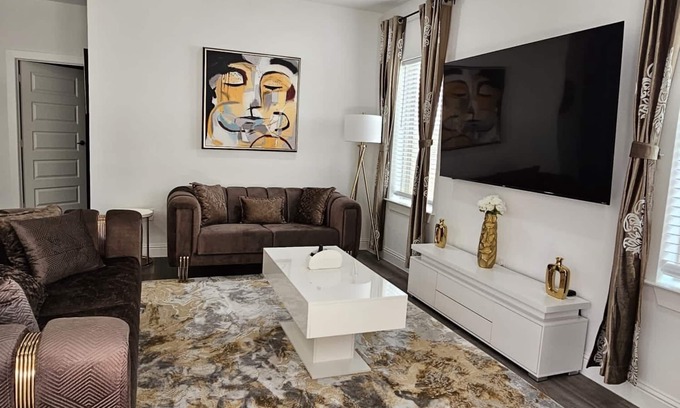 West Dallas House | Dallas Captivates and Inspires