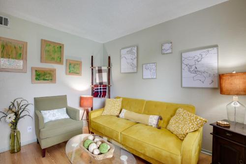 Knox - Henderson Apartment | Dallas Condo with Pool Access - Walk to Knox Street!