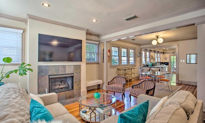 Lower Greenville House | Dallas Couples Retreat Walk to Lower Greenville!
