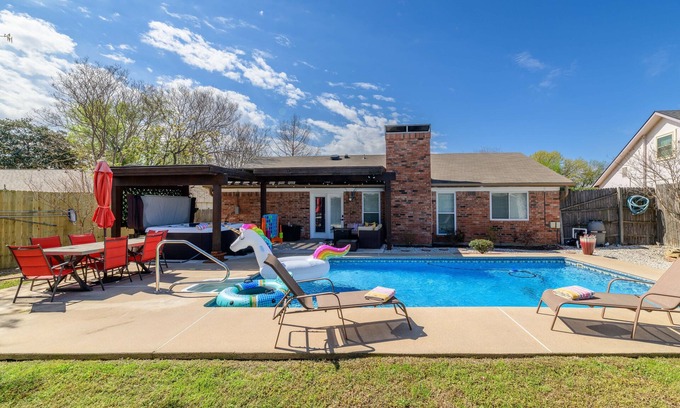 Bedford House | Dallas Fort Worth Central Home w/Pool, Hot Tub, games!