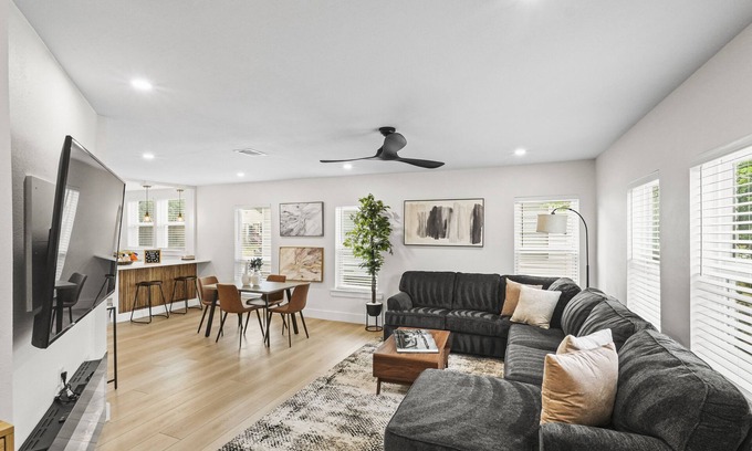 West Dallas House | Dallas Getaway! Pool, BBQ Grill, Central, Family Friendly, Luxe!