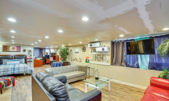 Dallas Apartment | Dallas Studio w/Home Office - 4 Mi to Fair Park!