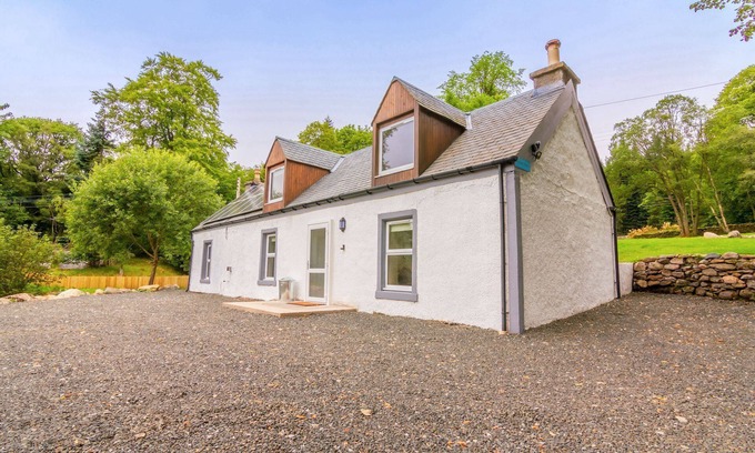 North Sea Cottage | Dalnaglar Cottage - sleeps 6, with 6 person hot tub and large decking area.