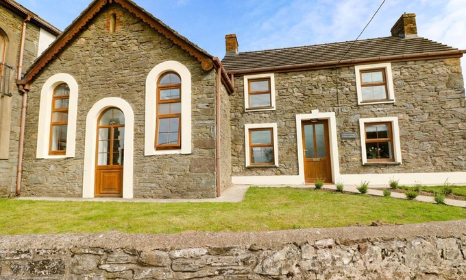 Llansaint House | DALTON COTTAGE, pet friendly, character holiday cottage in Llansaint