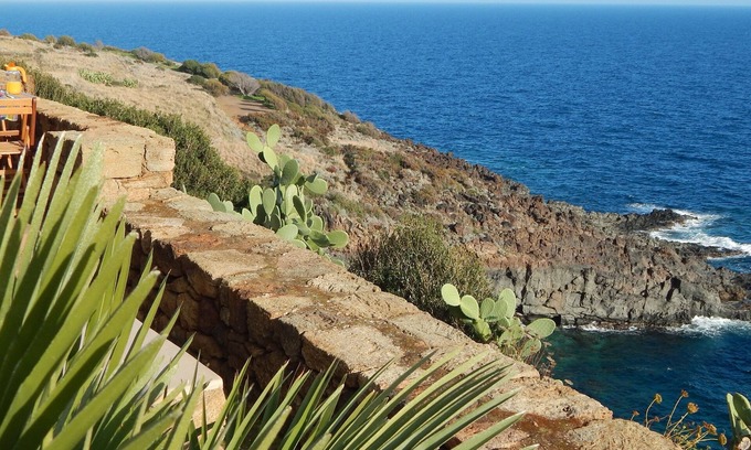 Pantelleria House | Dammuso well cared directly on the sea