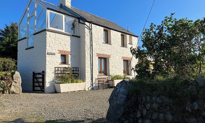 St Brides House | Dan y Garn, Holiday Home Nr Whitesands, Sleeps 5, 3 bedrooms, bathrooms