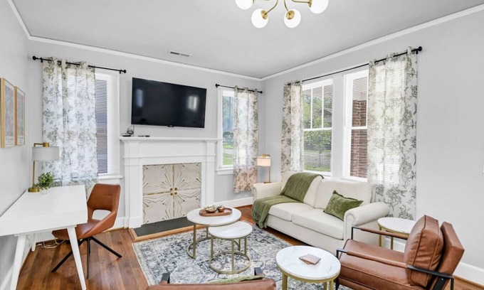 Shandon Apartment | Dana's Cottage| 1 King Bed | Close to USC Stadium