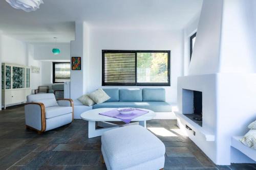 Vouliagmeni Apartment | Danae's Art