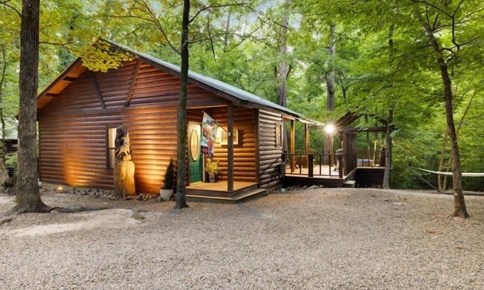 Broken Bow Cabin | Dances with Wolves|1 King Bedroom|Hot Tub|Fireplace|Pet Friendly