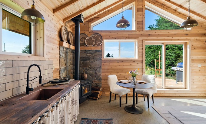 Sooke Cottage | Dancing Bees Cottage - A "Rustic-Chic" Cabin near the Secluded Ella Beach