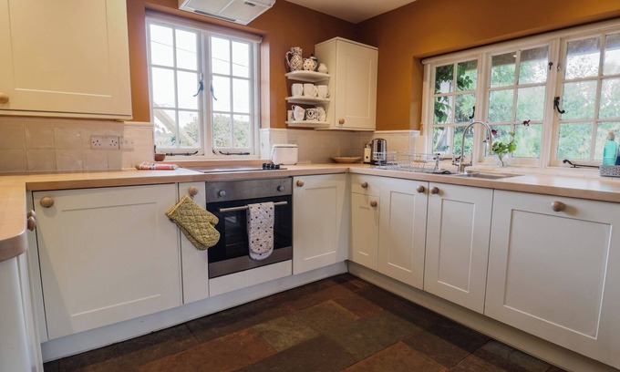 Shobrooke Cottage | DANCING HILL COTTAGE, pet friendly, with open fire in Crediton