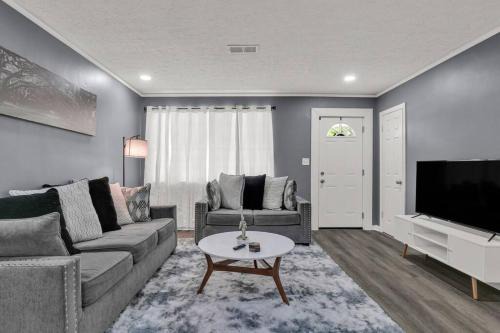 Montgomery House | Daniel's Midtown Retreat - Pet Friendly - 5 beds - Centrally Located