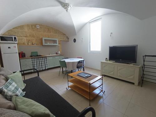 Montfrin Apartment | Dans maison de maître, appartement indépendant.