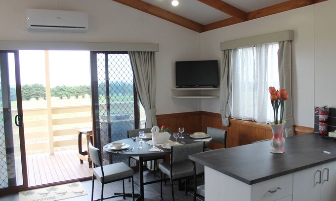 Ventnor Cabin | Daphne by the sea at Omaru Farm, Phillip Island
