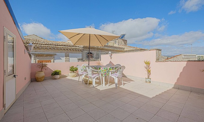 Palazzolo Acreide Historic Centre Apartment | "Daphne" the green room in the "Abode of Apollo."