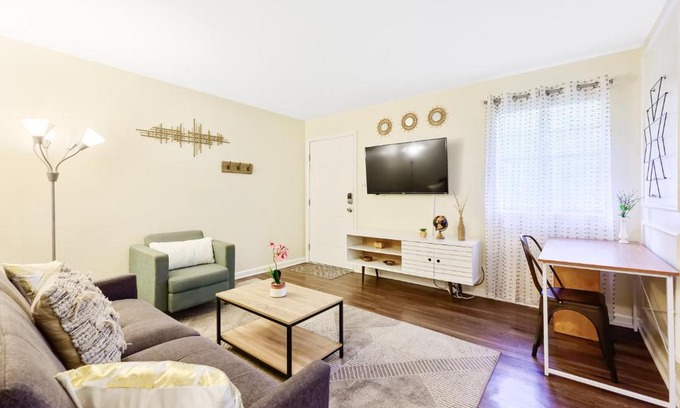 Durham Apartment | Dapper Digs - King Bed - Long Term Stays - Duke