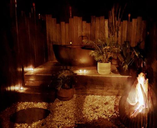Yandina Creek Villa | Dark Moon Cottage. Luxurious.