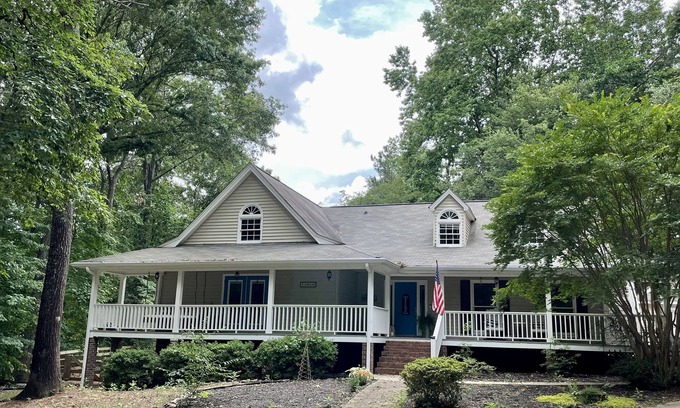 Newnan Apartment | Darling Apartment in Private Lake Community - Sleeps 6!