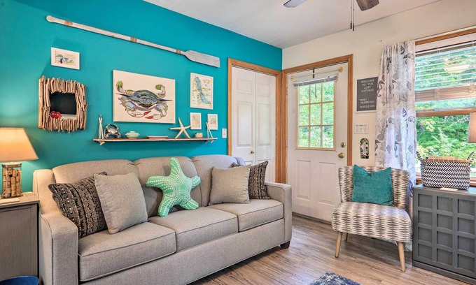 North East Cottage | Darling Cottage ~ 1 Mi to Lake Erie Beach!