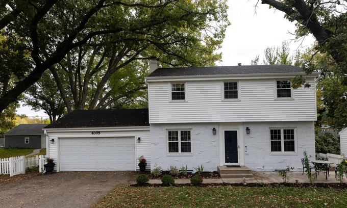Edina House | Darling cozy house for rental over the holidays!