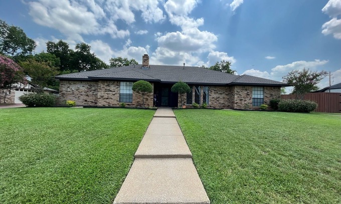 Highland Village House | Darling Mid-Century Ranch on Quiet, Large Lot
