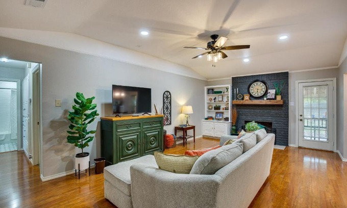 Waxahachie House | Darling Waxahachie Home with Yard and Fire Pit!