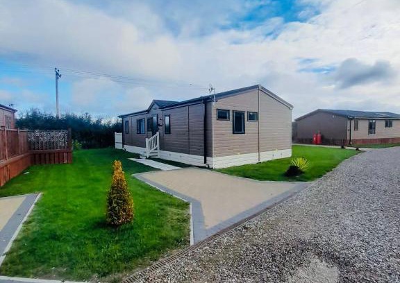 Malton Cabin | Darwin Lodge with Hot Tub