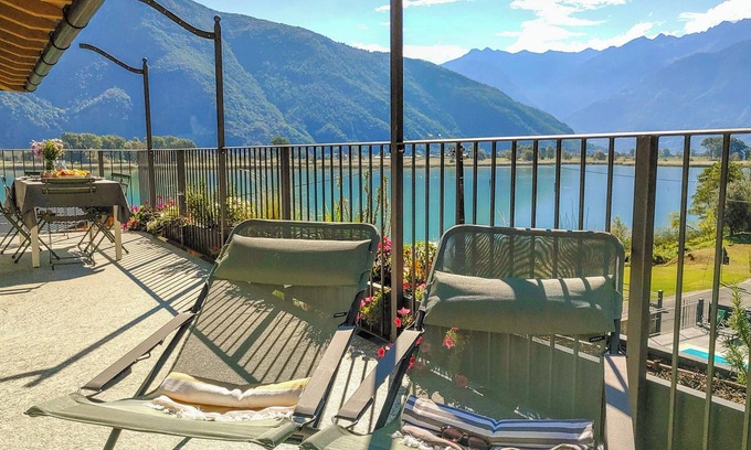 Dascio Apartment | Dascio Oasi Roof Terrace Holiday Apartment on the Lake with Pool